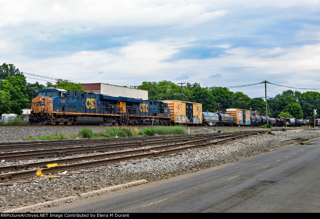 CSX 5387 on M-404